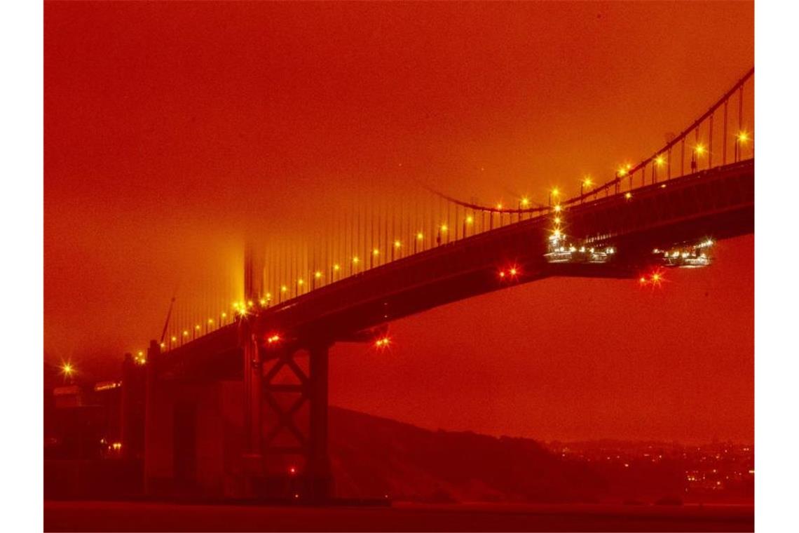 Die Golden Gate Bridge ist infolge der anhaltenden Waldbrände in orangefarbenem Licht zu sehen. Foto: Frederic Larson/AP/dpa