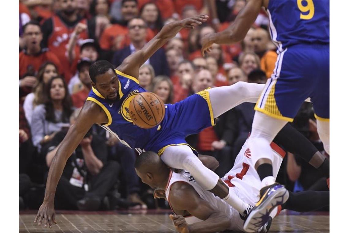 Durant-Aus trübt Warriors-Sieg in NBA-Finale Die Golden State Warriors müssen gleich wieder auf Kevin Durant (l) verzichten. Foto: Frank Gunn/The Canadian Press