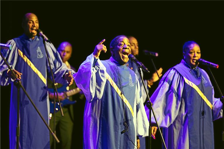 Die Golden Voices of Gospel kommen im zweiten Teil ihres Konzerts im Backnanger Bürgerhaus erst richtig in Fahrt.  Foto: A. Becher