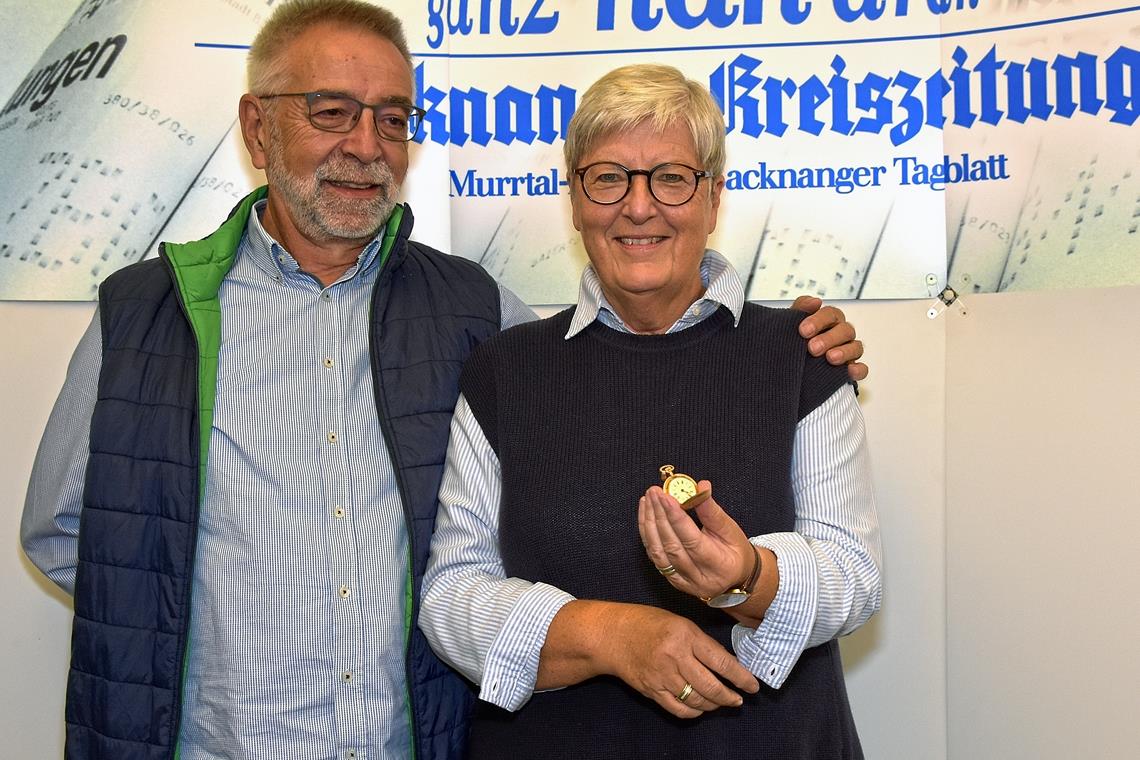 Die goldene Damentaschenuhr, die Hildegard und Uwe Köhl aus Maubach mitgebracht ...