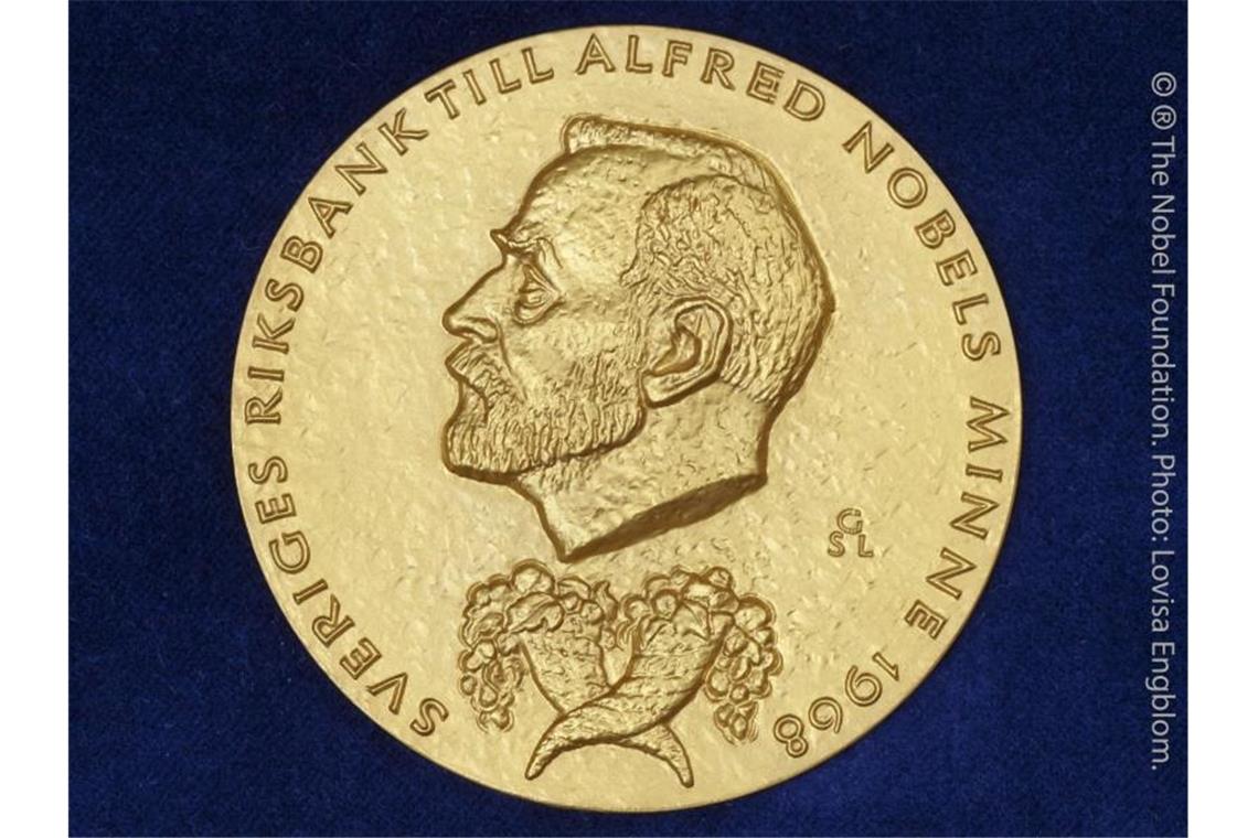 Die goldene Medaille, die mit dem Wirtschafts-Nobelpreis vergeben wird. Foto: Lovisa Engblom/The Nobel Foundation/dpa