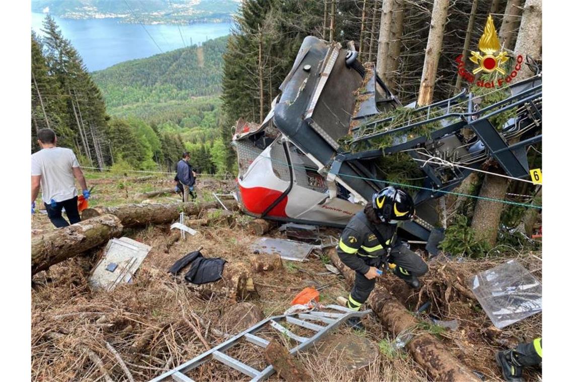 14 Tote bei Seilbahnunglück in Italien Die Gondel stürzte aus großer Höhe auf einen schwer zugänglichen Hang. Foto: Uncredited/Vigili del Fuoco Firefighters/AP/dpa