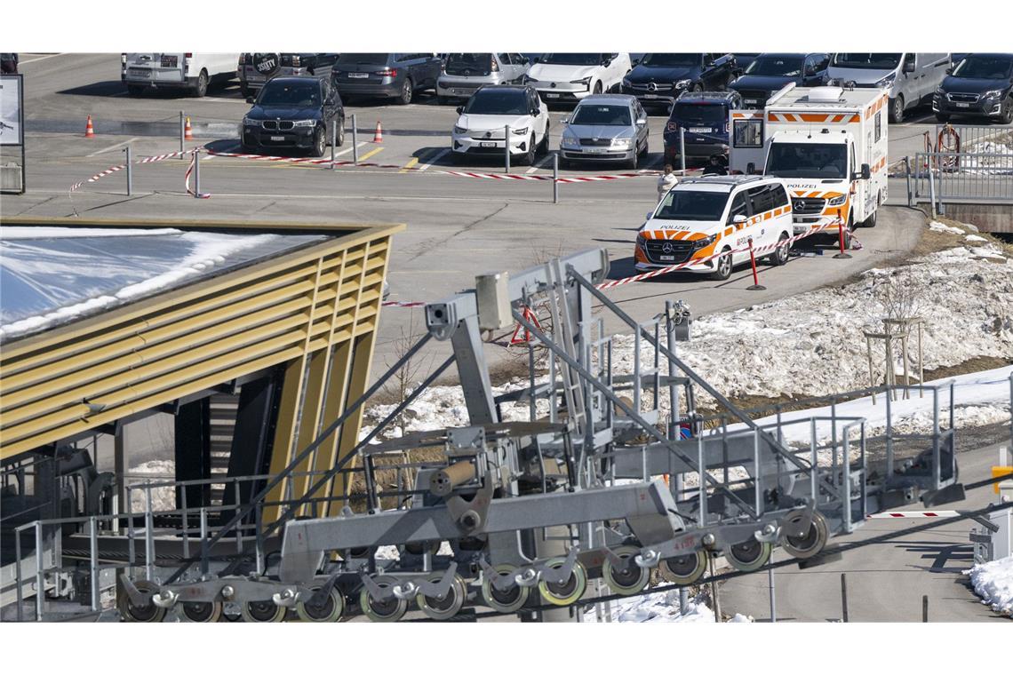 Gondel stürzt schneebedeckten Hang hinab – eine Tote