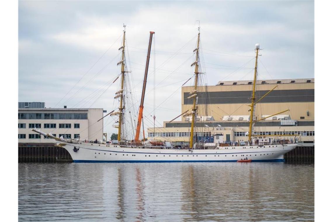 Die Gorch Fock verlässt die Lürssen-Werft. Das Schulschiff der Bundesmarine soll eine zweitägige Testfahrt auf der Weser und der Nordsee absolvieren. Foto: Markus Hibbeler/dpa