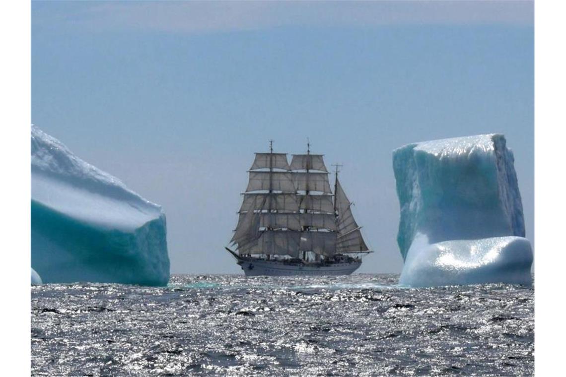 „Gorch Fock“ soll bis 2020 fertiggebaut werden Die Gorch Fock vor Neufundland zwischen Eisbergen im Jahr 2007. Foto: Marine