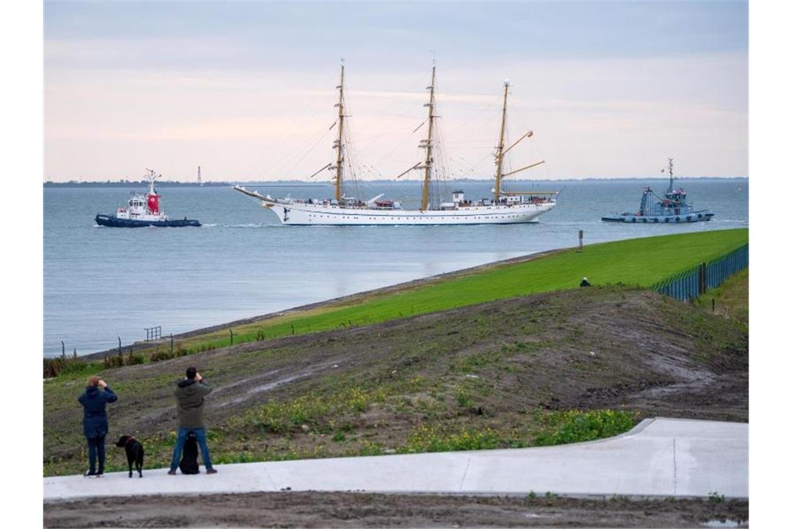 Segelschulschiff „Gorch Fock“ zurück in Kiel Die „Gorch Fock“ wird von Schleppern aus dem Hafen gezogen. Nach rund sechs Jahren wird das runderneuerte Segelschulschiff in seinem Heimathafen Kiel zurück erwartet. Foto: Sina Schuldt/dpa