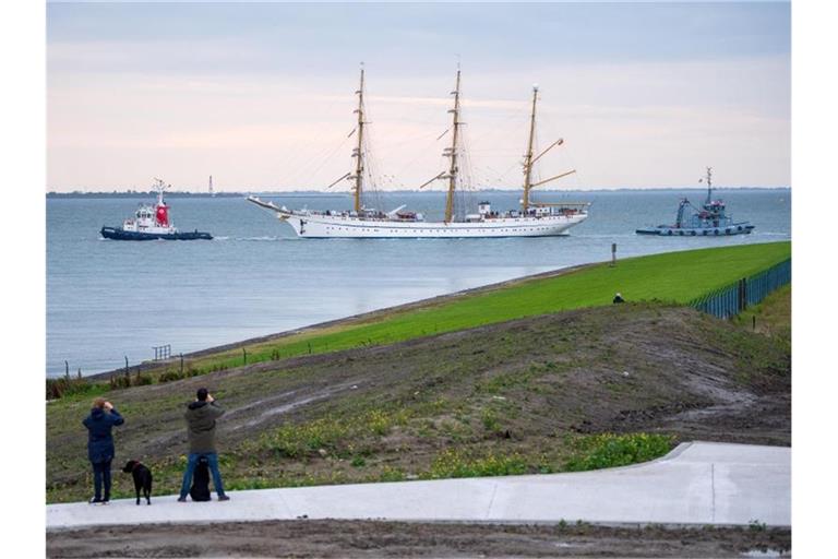 Die „Gorch Fock“ wird von Schleppern aus dem Hafen gezogen. Nach rund sechs Jahren wird das runderneuerte Segelschulschiff in seinem Heimathafen Kiel zurück erwartet. Foto: Sina Schuldt/dpa