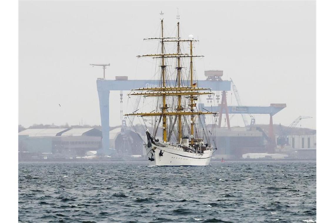 Die Gorck Fock läuft aus dem Kieler Hafen aus. Nach seiner jahrelangen und kostenintensiven Sanierung ist das Segelschulschiff zu einer ersten Auslandsreise aufgebrochen. Foto: Frank Molter/dpa