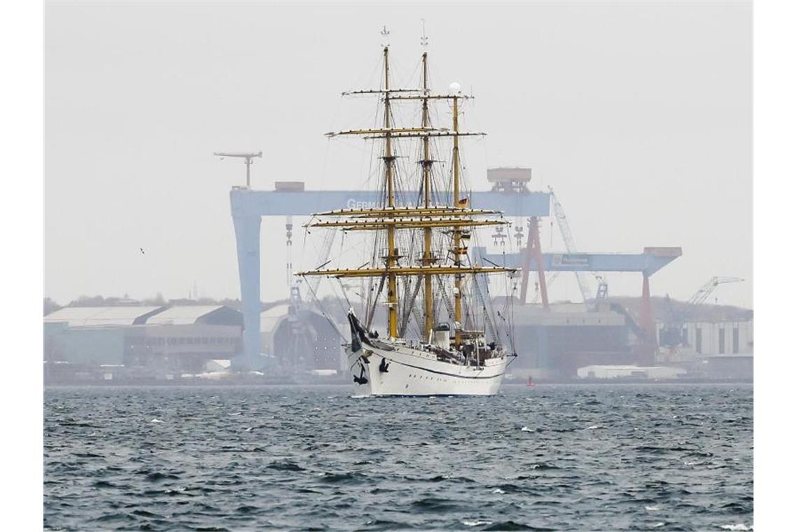 Nach Sanierung: „Gorch Fock“ auf erstem Auslandstörn Die Gorck Fock läuft aus dem Kieler Hafen aus. Nach seiner jahrelangen und kostenintensiven Sanierung ist das Segelschulschiff zu einer ersten Auslandsreise aufgebrochen. Foto: Frank Molter/dpa