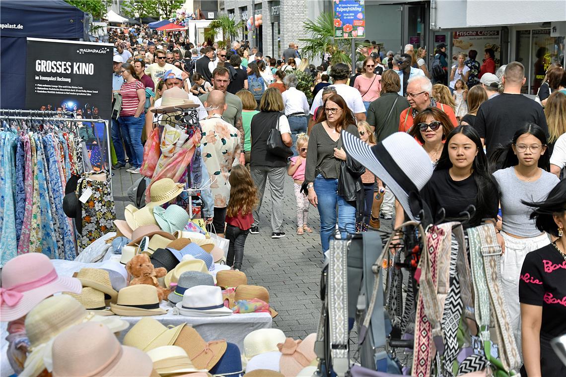 Die Grabenstraße war gut gefüllt. Tulpenfrühling in Backnang 2024. SK