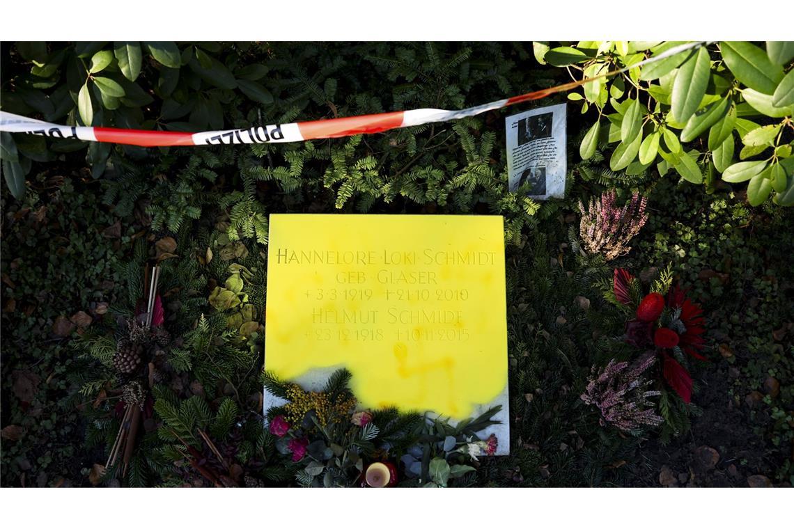 Die Grabplatte wurde mit Hakenkreuzen beschmiert.