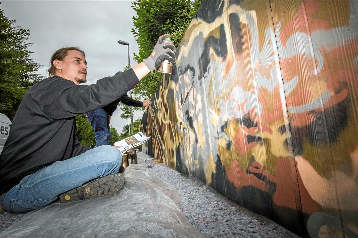 Die Graffiti-Künstler arbeiten sich von Ebene zu Ebene vor. 