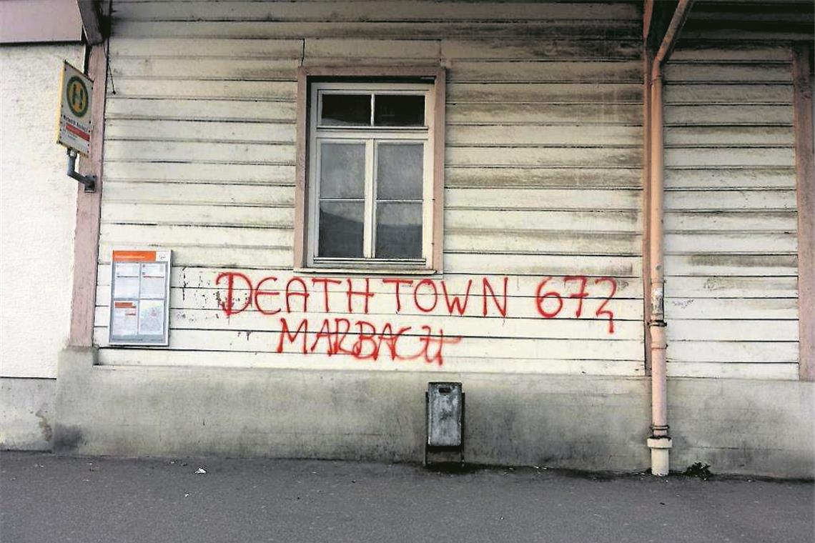Die Graffiti mit der Ziffer „672“ werden ebenfalls mit der Gruppierung in Verbindung gebracht. Sie tauchen auch in anderen Gemeinden auf. Archivfoto: privat