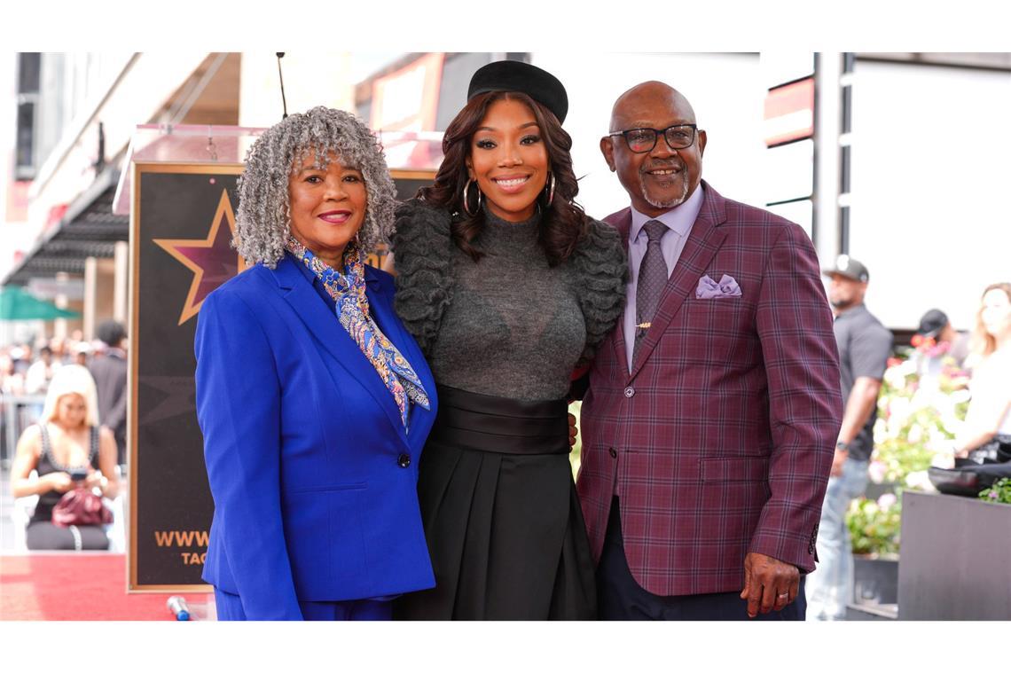 Die Grammy-Preisträgerin bringt ihre Eltern zu der Zeremonie mit.