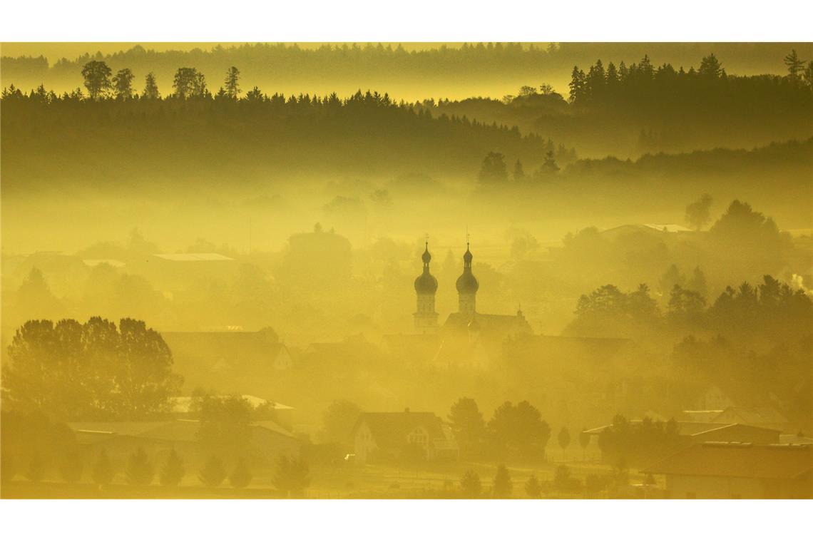 Die grauen Schleier trüben am Samstag und Sonntag in den niederen Lagen den Himmel.