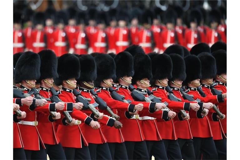 Die Grenadier Guards sind Teil des britischen Militärs, das in den kommenden Jahren deutlich schrumpfen soll. Foto: Dominic Lipinski/PA Wire/dpa/Archivbild