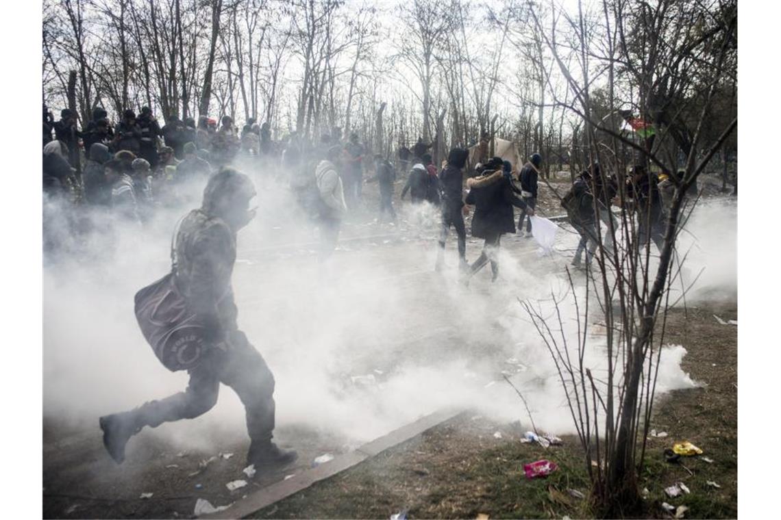 Die griechische Polizei setzt Wasserwerfer gegen Migranten im türkisch-griechischen Grenzgebiet ein. Foto: ---/XinHua/dpa