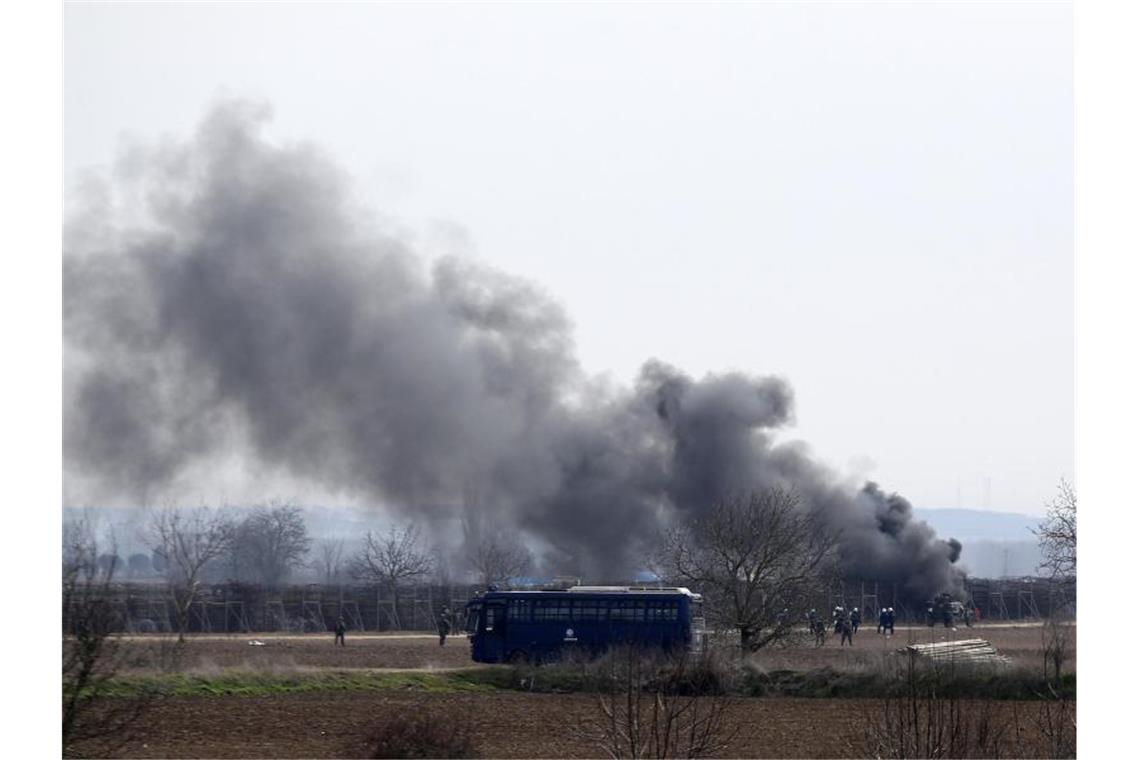 Die griechischen Behörden feuerten Tränengas und Betäubungsgranaten ab, um einen Vorstoß von Migranten abzuwehren, die ihre Grenze von der Türkei aus überqueren wollten. Foto: Giannis Papanikos/AP/dpa