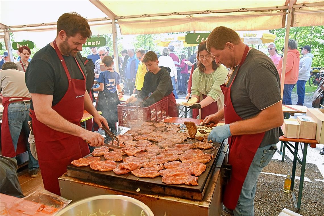 Die Grillmeister Markus Baumann (schwarzes T-Shirt, links) und Ralf Ebinger (gra...