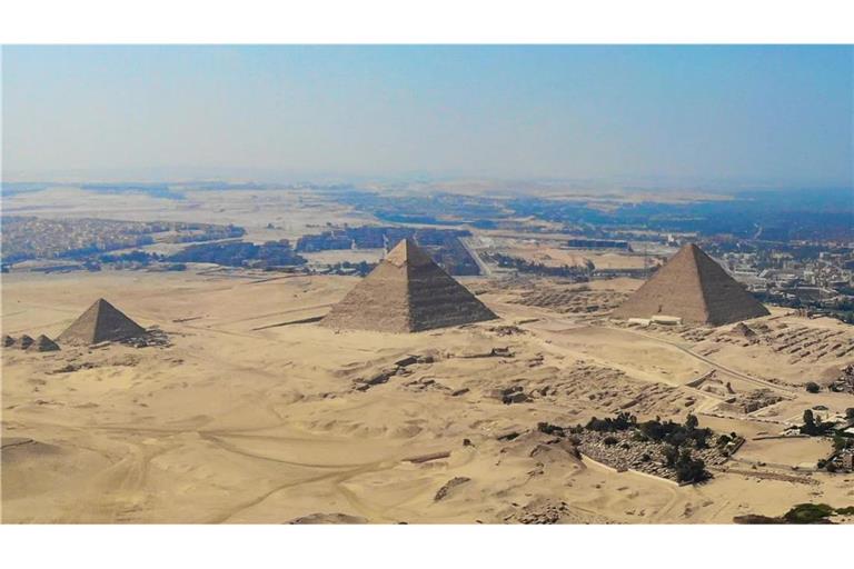 Die größte und älteste der Pyramiden von Gizeh (Mitte), wurde als Grabmal für den Pharao Cheops gebaut. Rechts im Bild sind die Pyramide des Chephren und links die des Menkaure zu sehen.