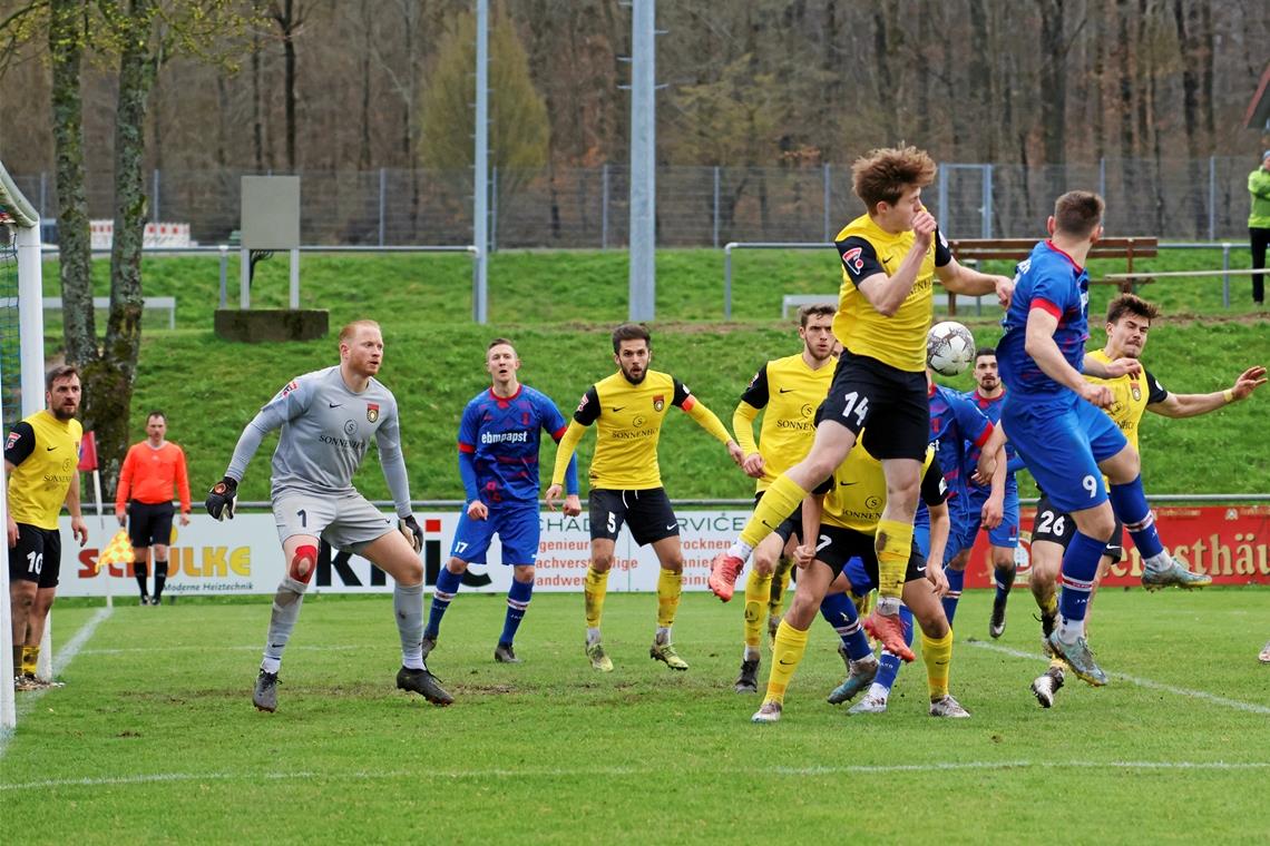 Die Großaspacher Defensive um Niklas Mohr (Nummer 14) muss besonders in der zweiten Halbzeit in Hollenbach Schwerstarbeit verrichten. Foto: Marc Schmerbeck