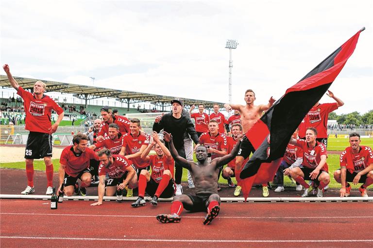 Die Großaspacher Fußballer feierten in Wolfsburg den Aufstieg in die Dritte Liga. Foto: A. Becher