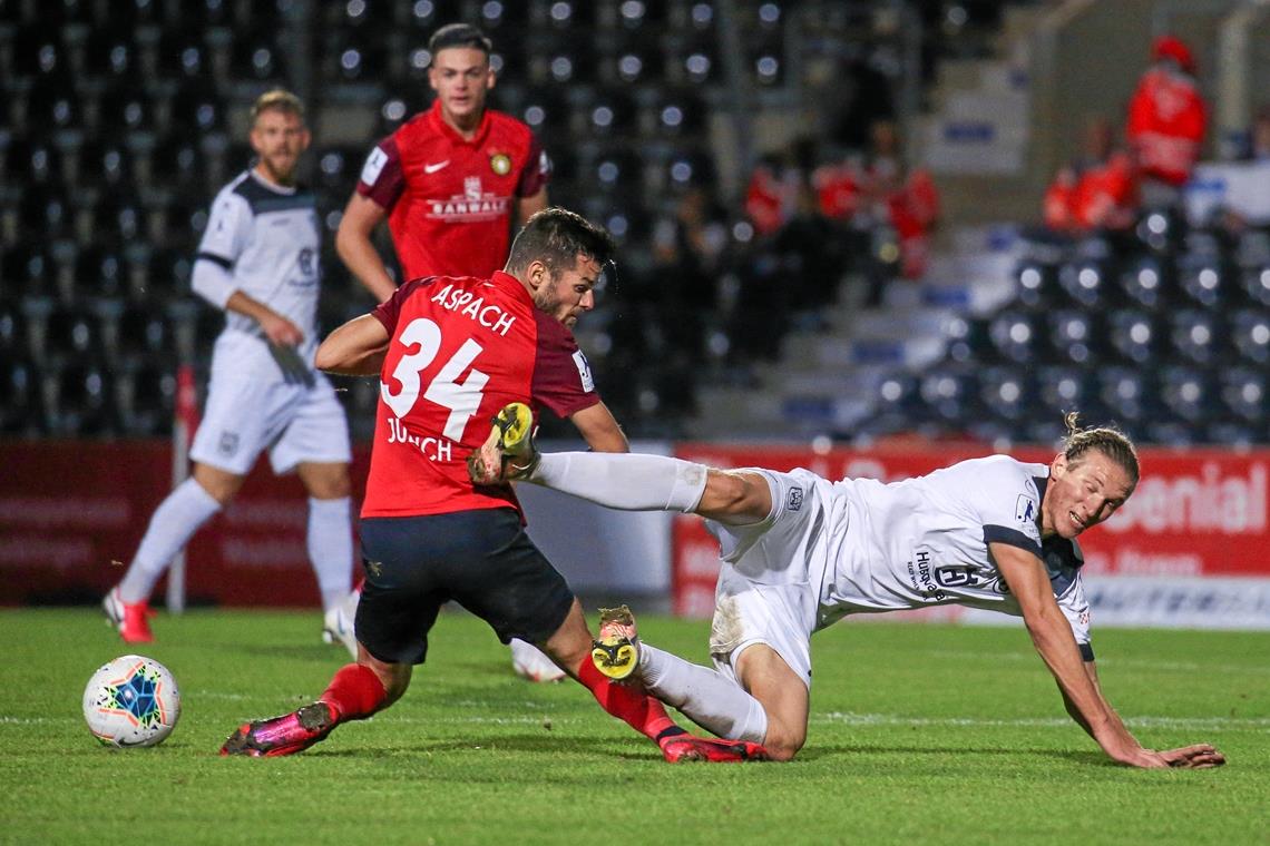 Die Großaspacher Spieler (rote Trikots) müssen ein weiteres Spiel aussetzen. Foto: A. Becher