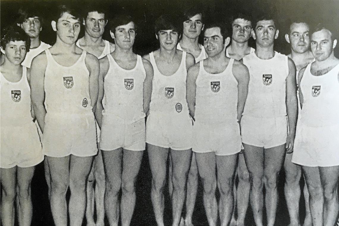 Die Großaspacher Turnriege bei der Mannschafts- und Einzelmeisterschaft des Turngaus 1970 in der Backnanger Stadthalle (von links): Uli Euerle, Achim Otterbach, Helmut Schneck, Werner Fischer, Egon Schäfer, Manfred Krack, Eberhard Reichert, Oberturnwart Siegfried Schwarz, Dieter Wildermuth, Peter Otterbach, Übungsleiter Erich Wegscheider und Turnwart Fritz Kohler junior.