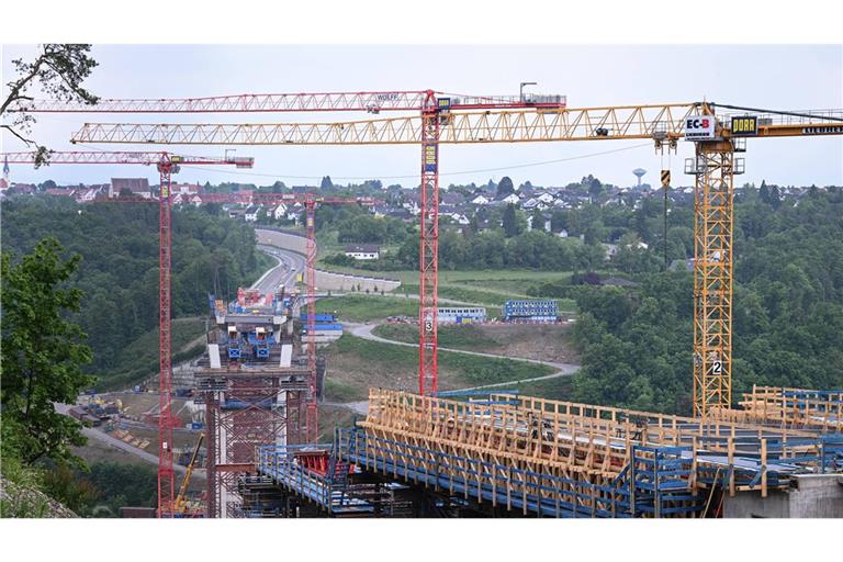 Gutachten schließt Technikfehler bei Gondel-Unglück aus Die Großbaustelle der Bundesstrasse 32 an der Hochbrücke über das Neckartal bei Horb. Hier im Mai kamen drei Bauarbeitern beim Absturz einer Arbeitsgondel ums Leben. *