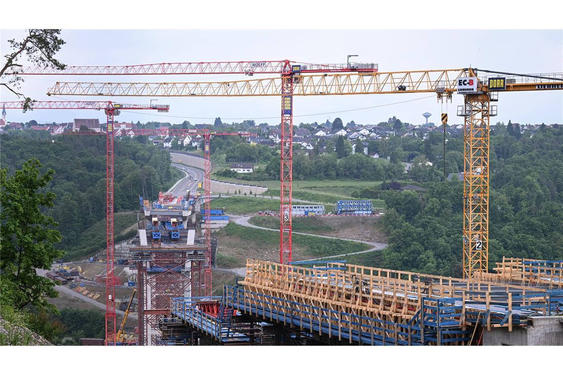 Gutachten liegt vor - neue Details zum tragischen Gondel-Unglück Die Großbaustelle der Bundesstrasse 32 an der Hochbrücke über das Neckartal bei Horb. Hier im Mai kamen drei Bauarbeitern beim Absturz einer Arbeitsgondel ums Leben. *