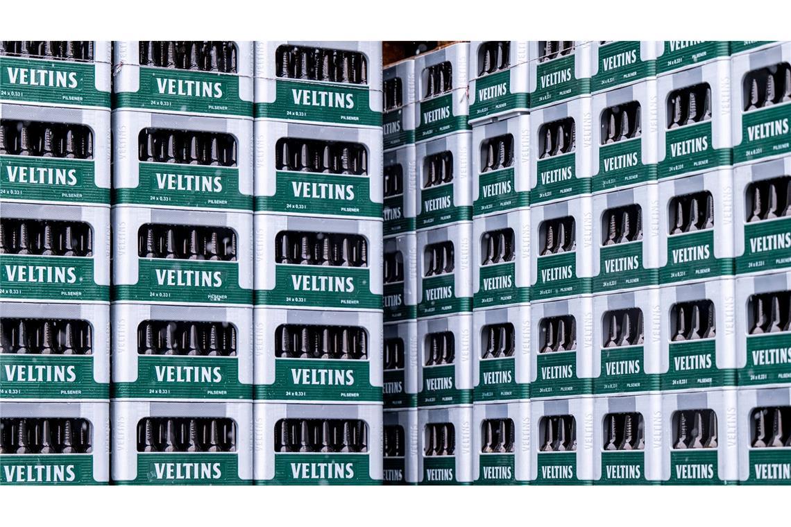 Am Bier wird gespart - Brauer und Gastro unter Druck Die Großbrauerei Veltins steigert ihren Absatz entgegen dem schrumpfenden Branchentrend. (Archivbild)