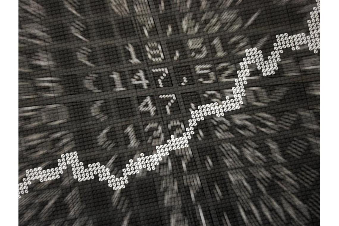 Dax nach schwachem Konjunkturausblick mit Verlusten Die große Anzeige in der Frankfurter Börse zeigt die Dax-Kurve und verschiedene Börsenkurse. Foto: Daniel Reinhardt/dpa