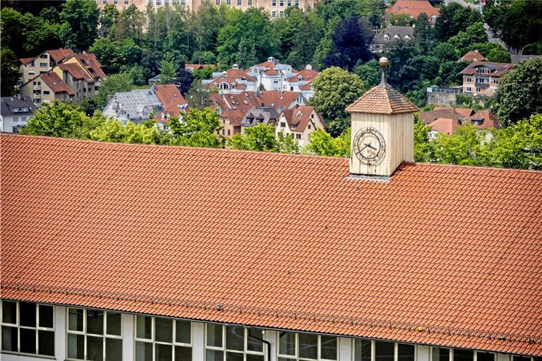 Die große Dachfläche der Stadthalle bietet sich für die Stromerzeugung an. Allerdings erlaubt die Denkmalschutzbehörde hier keine normalen Solarmodule. Foto: Alexander Becher