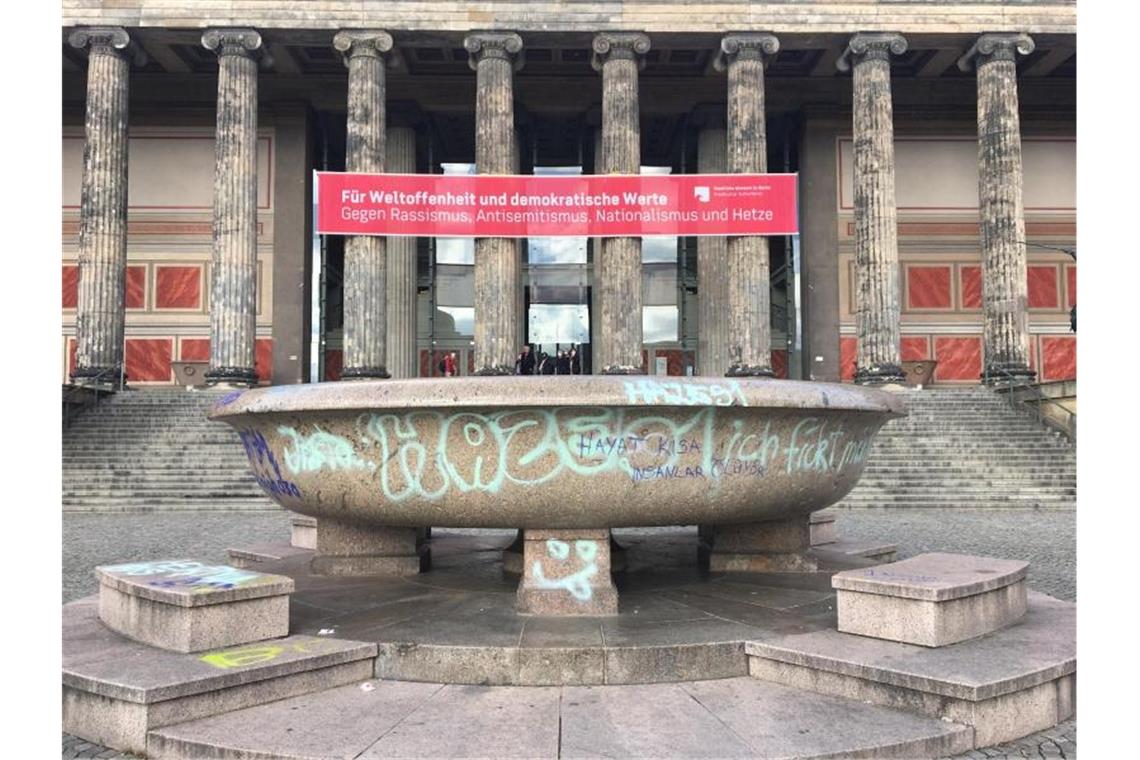 Erneut Vandalismus auf der Berliner Museumsinsel Die große Granitschale im Lustgarten vor dem Alten Museum ist beschmiert worden. Foto: Stefan Müchler/SPK/dpa