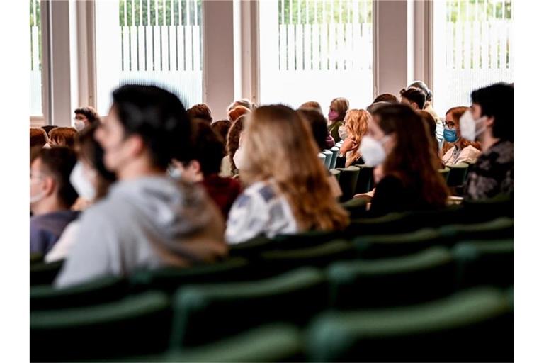 Die große Mehrheit der Studierenden treibt mit Blick auf die kommenden Monate vor allem die Sorge vor erneuten Kontaktbeschränkungen um. Foto: Britta Pedersen/dpa-Zentralbild/dpa