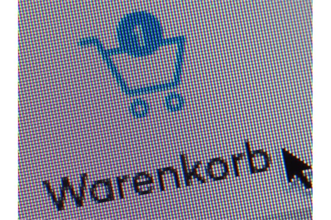 Verbraucher sorgen sich um lokalen Handel und kaufen online Die große Mehrheit der Verbraucher in Deutschland macht sich in der Corona-Krise Sorgen um das Überleben der Einzelhändler in ihrer Region. Das hindert viele von ihnen aber nicht daran, mehr im Internet einzukaufen als vor der Krise. Foto: Karl-Josef Hildenbrand/dpa