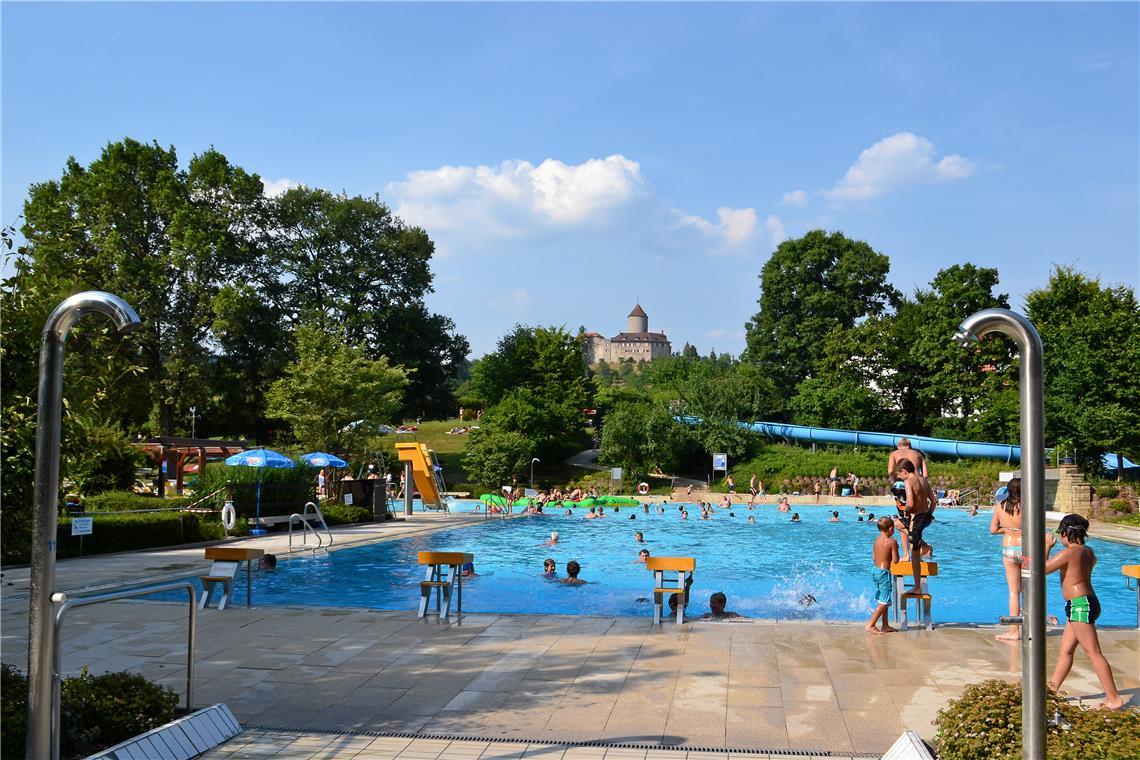 Die neue Rutsche im Freibad von Oppenweiler muss warten Die große Rutsche (im Hintergrund) im Freibad wird noch einmal repariert. Archivfoto: Gemeinde Oppenweiler