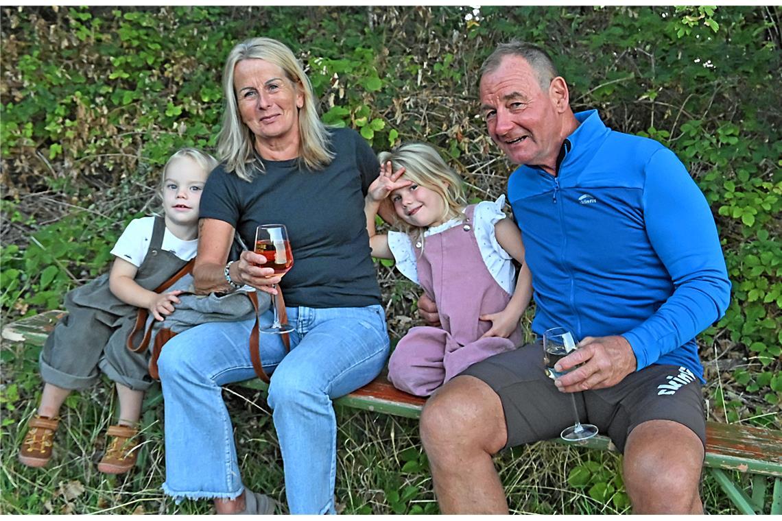 Die Großeltern Susanne und Bernd Braun mit ihren Enkelkindern aus Einöd. Kelter....