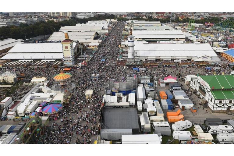 Die großen Festzelte sind für viele Besucher der Wiesn ein Höhepunkt.