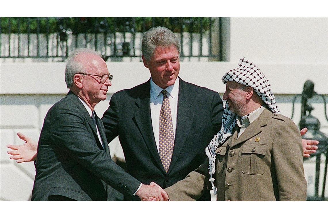 Ermordung Rabins 1995: Zehntausende gedenken in Tel Aviv Die großen Hoffnungen auf Frieden zwischen Israel und den Palästinensern sind in den Jahrzehnten seit dem Mord an Israels Regierungschef Izchak Rabin immer tieferem Misstrauen gewichen.