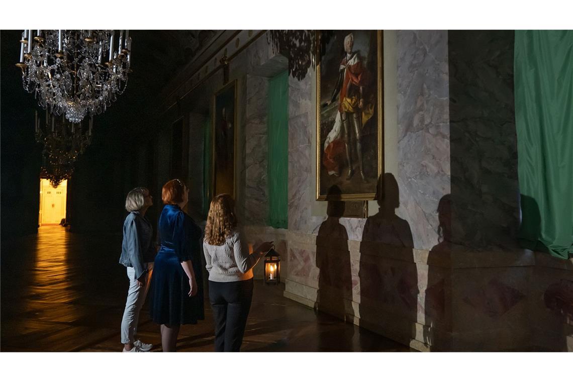Mit Laternen nachts durch die Burg: Spannende Führungen bei Dunkelheit Die großen Leuchter bleiben aus: Das Gemälde von Herzog Karl Alexander beleuchten nur kleine Laternen.