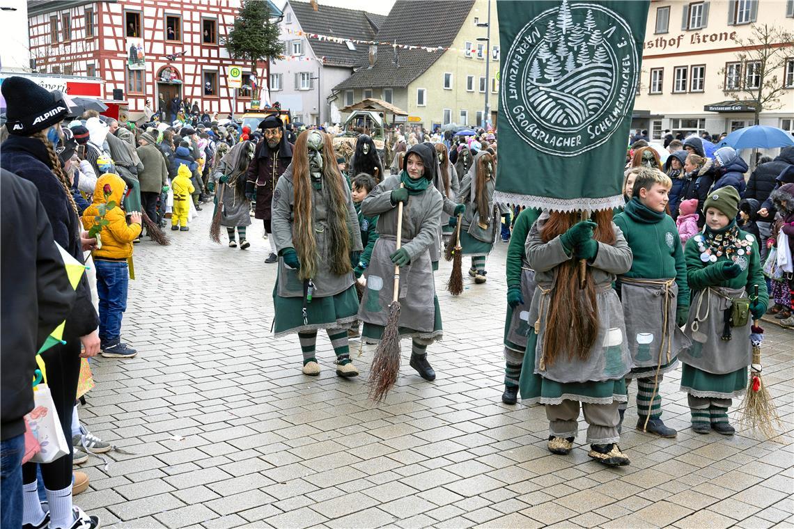 Die Großerlacher Schelmenbuckel wandern durch die Sulzbacher Ortsmitte.