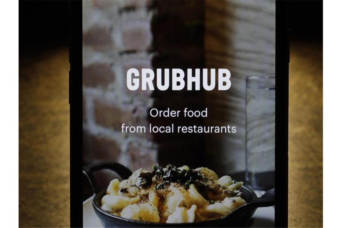 Die Grubhub-App auf einem iPhone. Der britisch-niederländische Essenslieferdienst Just Eat Takeaway übernimmt den US-Rivalen Grubhub. Foto: Charles Rex Arbogast/AP/dpa