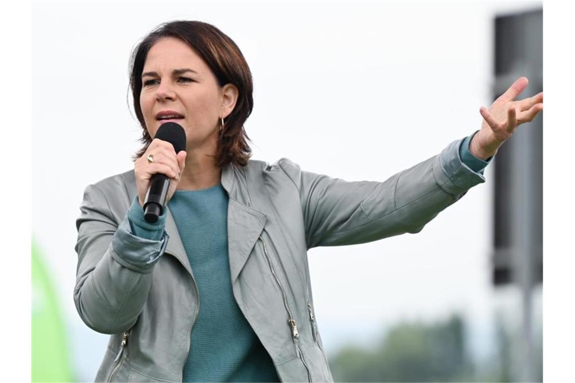 Baerbock ruft in Freiburg zum Kampf gegen Antisemitismus auf Die grüne Kanzlerkandidatin Annalena Baerbock spricht in Mainz. Foto: Arne Dedert/dpa/archivbild
