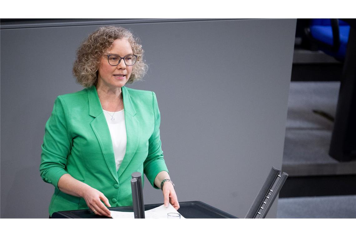 Die Grünen-Abgeordnete Julia Verlinden fordert ein Tempolimit auf Autobahnen zur Entlastung angesichts der hohen Spritpreise. (Archivbild)