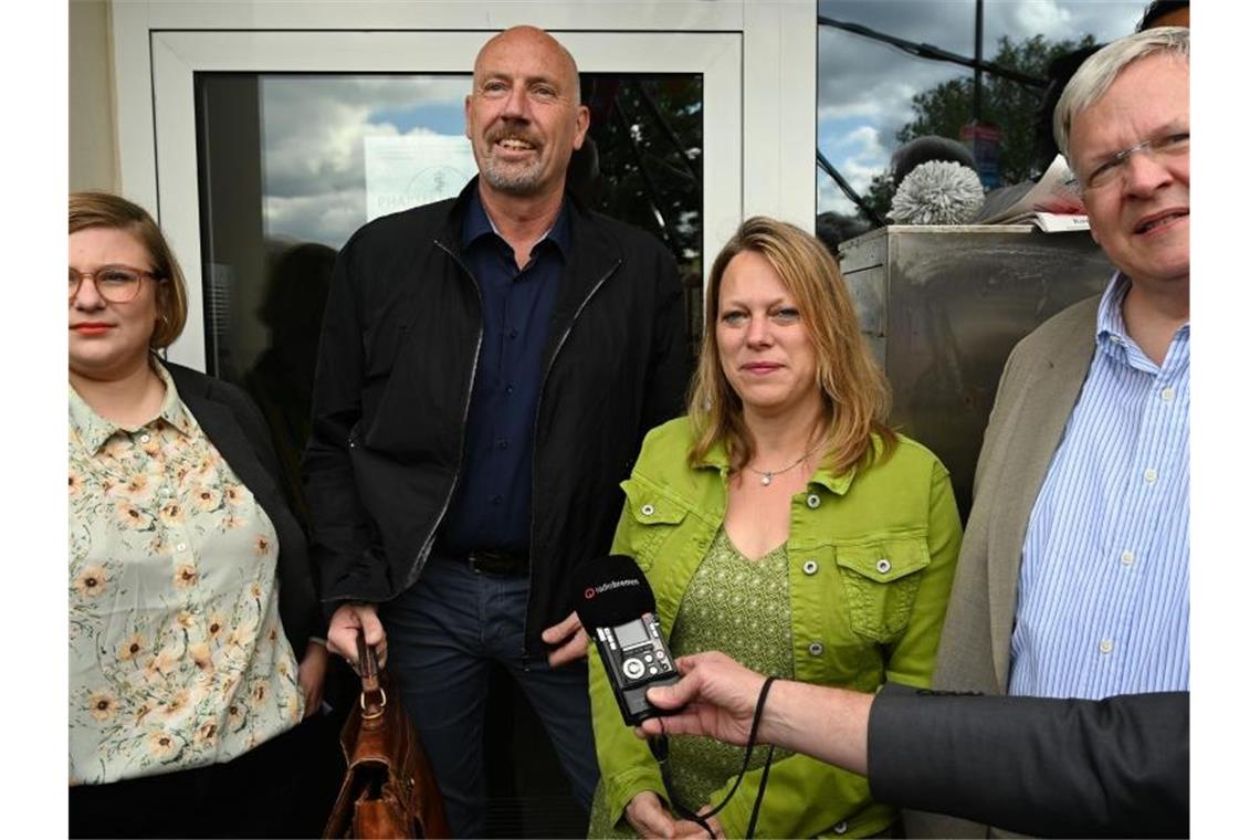 Die Grünen Alexandra Werwath (l)und Maike Schaefer treffen sich mit den CDU-Männern Carsten Meyer-Heder (2.v.l) und Jens Eckhoff. Foto: Carmen Jaspersen