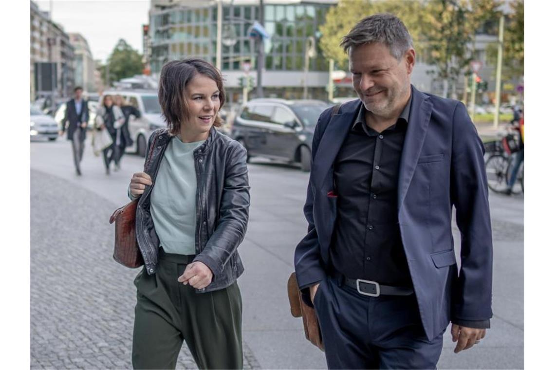 FDP und Grüne betonen Notwendigkeit eines „Aufbruchs“ Die Grünen-Bundesvorsitzenden Annalena Baerbock und Robert Habeck treffen bei den Sondierungsgesprächen ein. Foto: Michael Kappeler/dpa