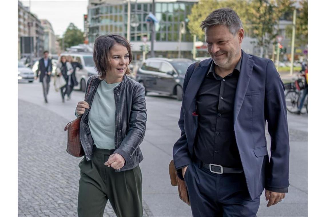 Die Grünen-Bundesvorsitzenden Annalena Baerbock und Robert Habeck treffen bei den Sondierungsgesprächen ein. Foto: Michael Kappeler/dpa