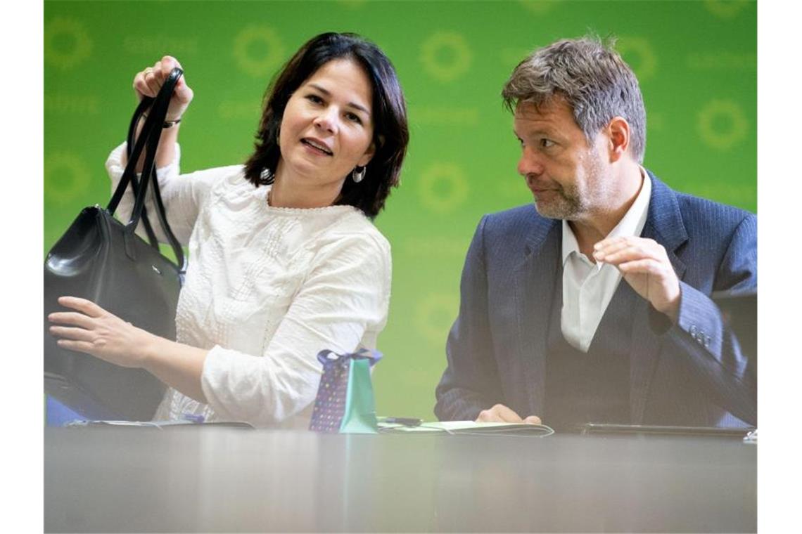 Die Grünen-Bundesvorsitzenden Annalena Baerbock und Robert Habeck vor Beratungen über das Ergebnis der Thüringer Landtagswahl. Foto: Kay Nietfeld/dpa