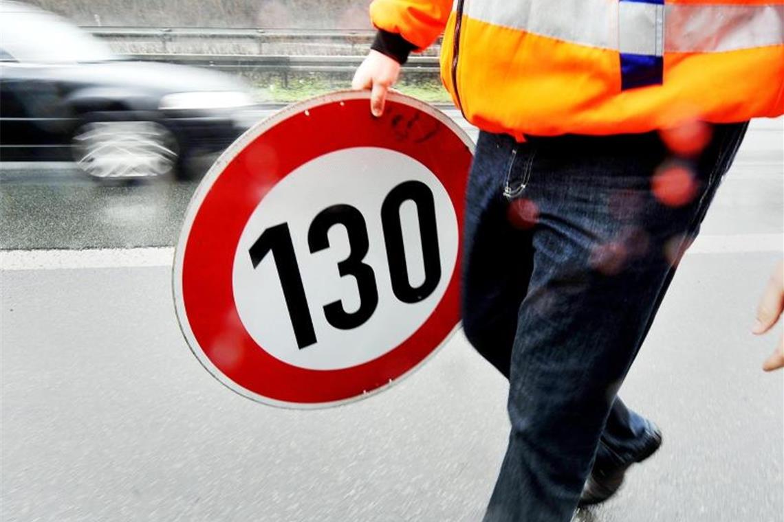 Die Grünen fordern erneut ein Tempolimit von 130 Kilometern pro Stunde auf Autobahnen. Foto: Marius Becker/dpa